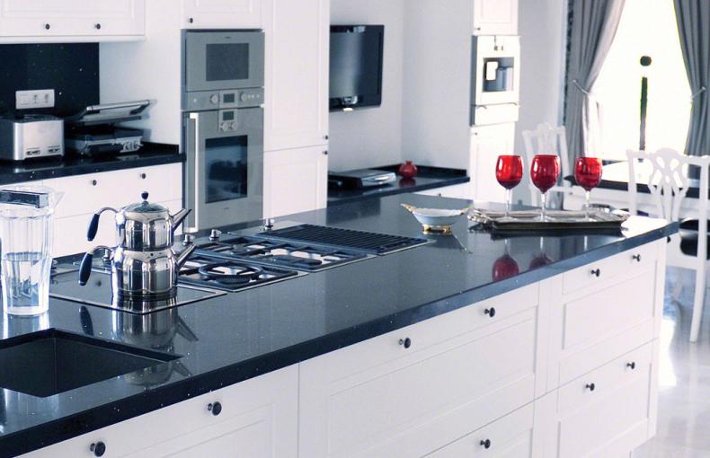 Quartz vs. Granite Countertops: Which Wins in Florida?